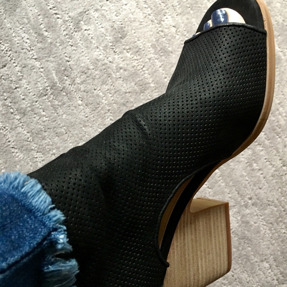 BN Vince Camuto Bevina Booties!!